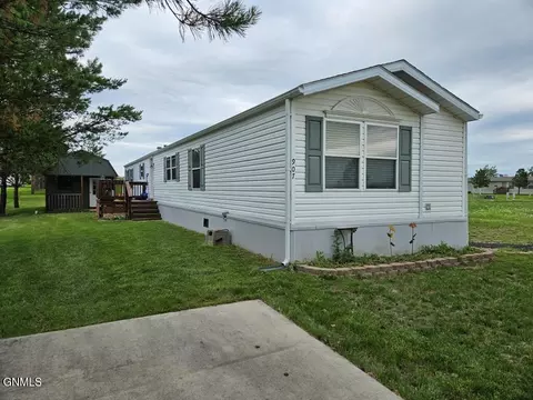 907 Sorrel Ln, Dickinson, ND 58601