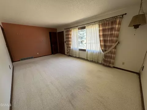 Living - 464 9th St E, Dickinson, ND 58601 photo 2 of 2