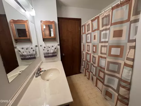 Bath - 464 9th St E, Dickinson, ND 58601 photo 2 of 4