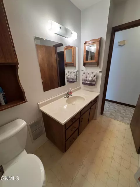Bath - 464 9th St E, Dickinson, ND 58601 photo 3 of 4