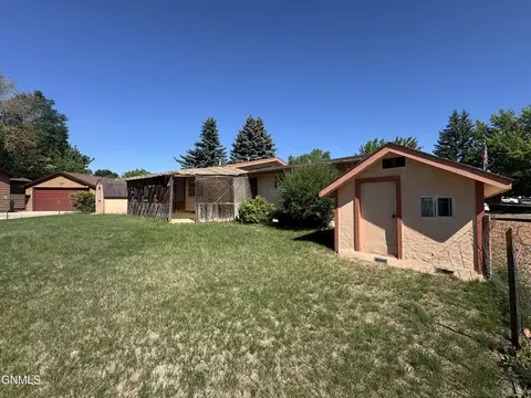 Exterior - 464 9th St E, Dickinson, ND 58601 photo 1 of 7