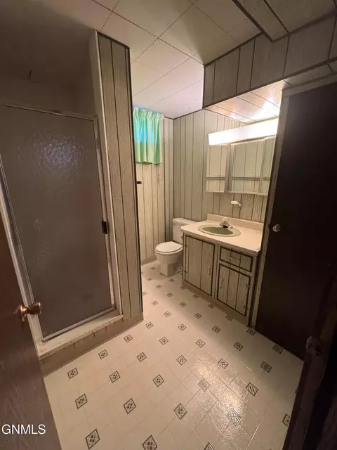 Bath - 464 9th St E, Dickinson, ND 58601 photo 4 of 4