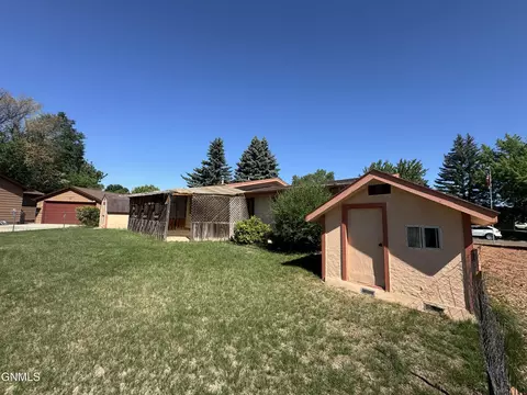 Exterior - 464 9th St E, Dickinson, ND 58601 photo 2 of 7