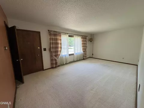 Living - 464 9th St E, Dickinson, ND 58601 photo 1 of 2