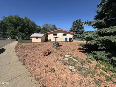 Exterior - 464 9th St E, Dickinson, ND 58601 photo 3 of 7