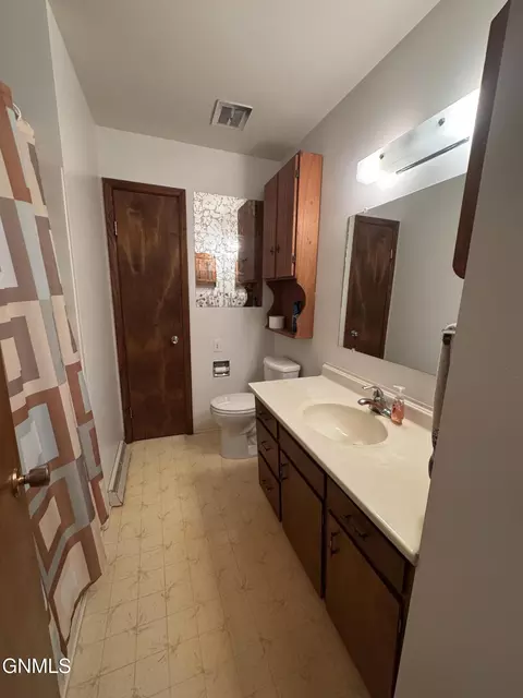 Bath - 464 9th St E, Dickinson, ND 58601 photo 1 of 4