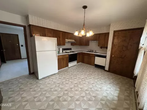 Kitchen - 464 9th St E, Dickinson, ND 58601 photo 1 of 2