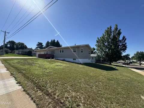 724 10th St E, Dickinson, ND 58601 photo 3