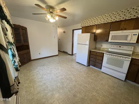 724 10th St E, Dickinson, ND 58601 photo 9