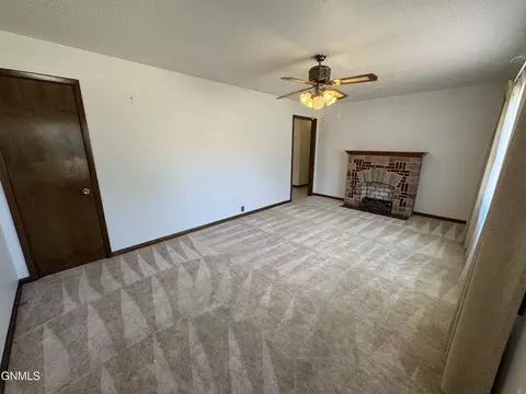 724 10th St E, Dickinson, ND 58601 photo 8