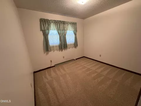 724 10th St E, Dickinson, ND 58601 photo 22