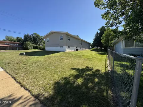 724 10th St E, Dickinson, ND 58601 photo 7