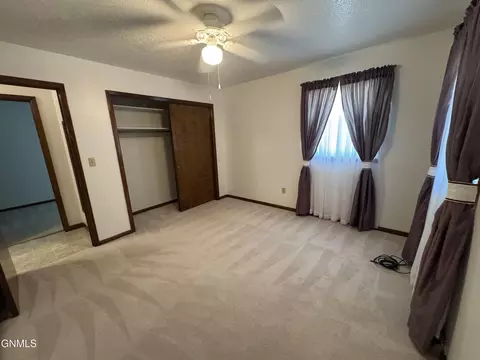 724 10th St E, Dickinson, ND 58601 photo 18