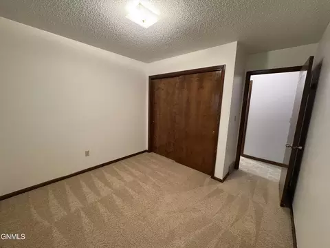 724 10th St E, Dickinson, ND 58601 photo 23