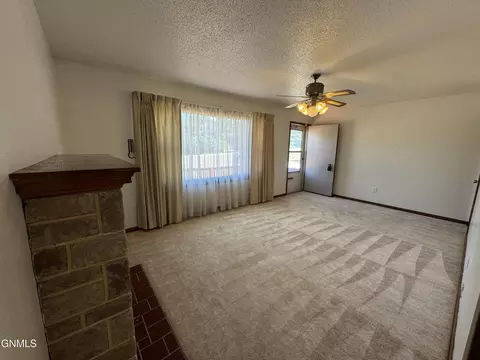 724 10th St E, Dickinson, ND 58601 photo 6