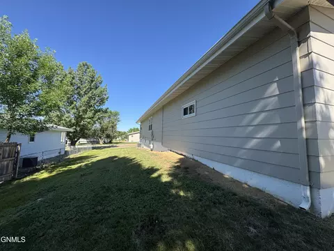 724 10th St E, Dickinson, ND 58601 photo 4