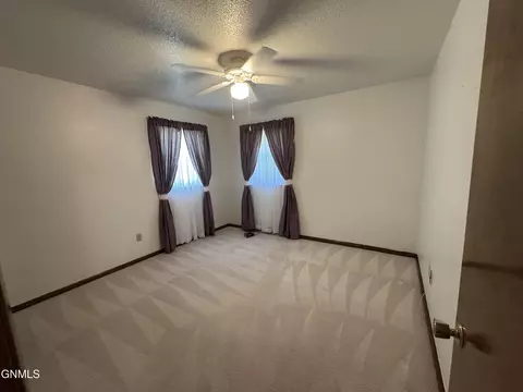 724 10th St E, Dickinson, ND 58601 photo 17