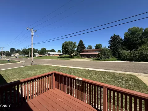 724 10th St E, Dickinson, ND 58601 photo 35