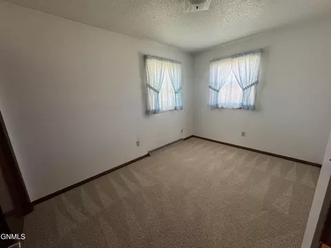 724 10th St E, Dickinson, ND 58601 photo 19