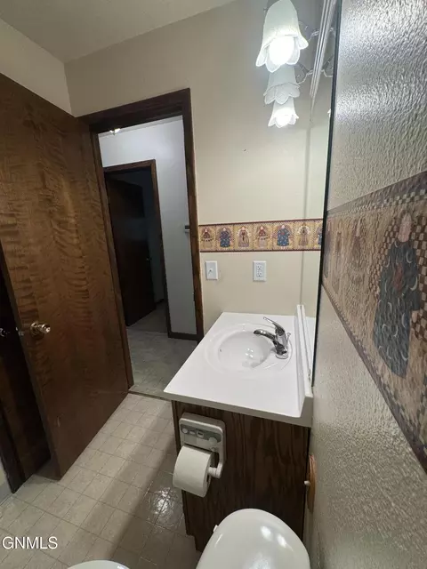 724 10th St E, Dickinson, ND 58601 photo 16