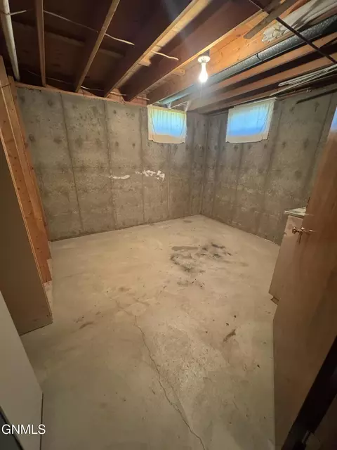 724 10th St E, Dickinson, ND 58601 photo 29