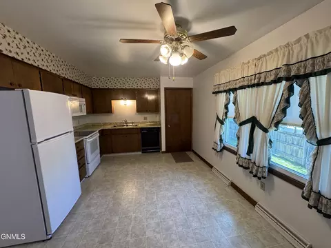 724 10th St E, Dickinson, ND 58601 photo 10