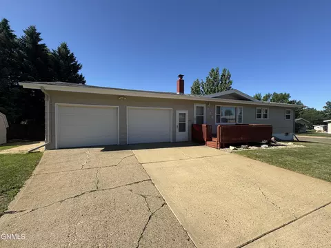 724 10th St E, Dickinson, ND 58601 photo 1