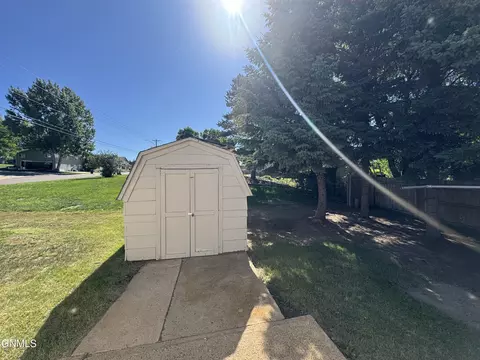 724 10th St E, Dickinson, ND 58601 photo 5