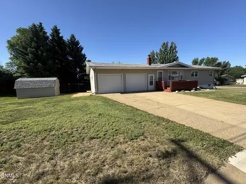 724 10th St E, Dickinson, ND 58601 photo 2