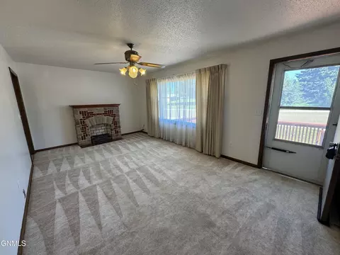724 10th St E, Dickinson, ND 58601 photo 11