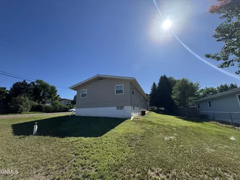724 10th St E, Dickinson, ND 58601