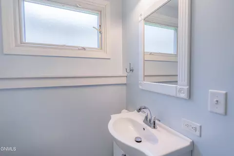 Bath - 209 Owens Ave E, Bismarck, ND 58501 photo 5 of 7