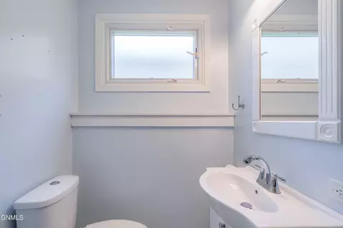 Bath - 209 Owens Ave E, Bismarck, ND 58501 photo 6 of 7