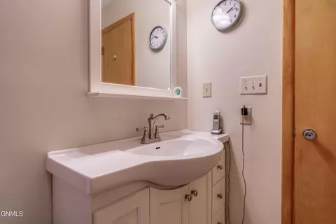 Bath - 209 Owens Ave E, Bismarck, ND 58501 photo 3 of 7