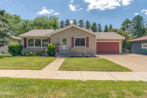 209 Owens Ave E, Bismarck, ND 58501