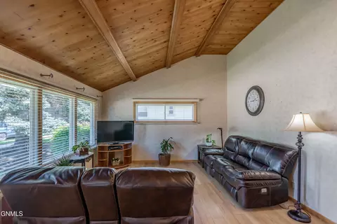 Living - 209 Owens Ave E, Bismarck, ND 58501 photo 2 of 5