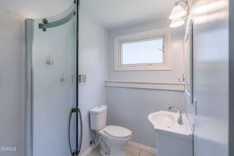 Bath - 209 Owens Ave E, Bismarck, ND 58501 photo 4 of 7