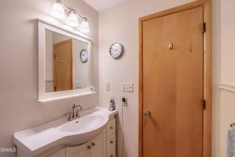 Bath - 209 Owens Ave E, Bismarck, ND 58501 photo 2 of 7