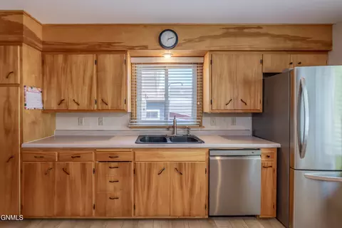 Kitchen - 209 Owens Ave E, Bismarck, ND 58501 photo 6 of 8