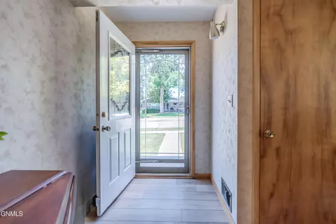 Entry Way - 209 Owens Ave E, Bismarck, ND 58501 photo 5 of 7