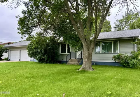 806 2nd St E, Mcclusky, ND 58463