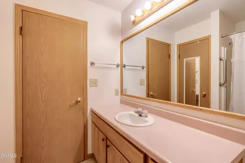 Bath - 41 Custer Dr, Lincoln, ND 58504 photo 3 of 8