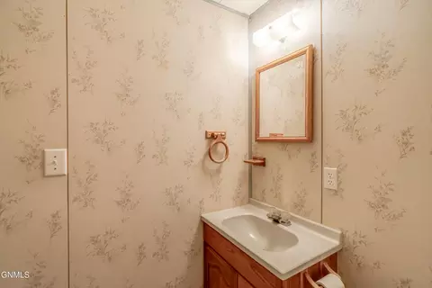 Bath - 41 Custer Dr, Lincoln, ND 58504 photo 7 of 8