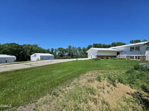 5110 Grassy Ln, Bismarck, ND 58503