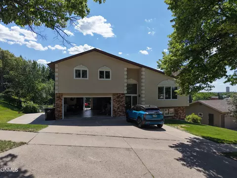 2421 Laforest Ave, Bismarck, ND 58501