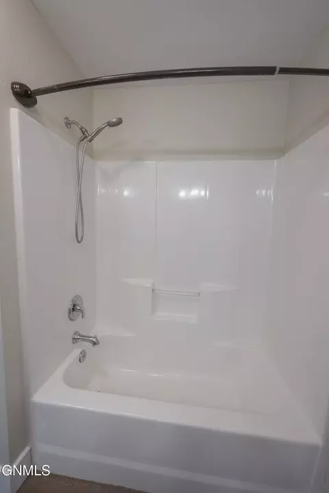 Bath - 2727 28th St W, Williston, ND 58801 photo 3 of 7
