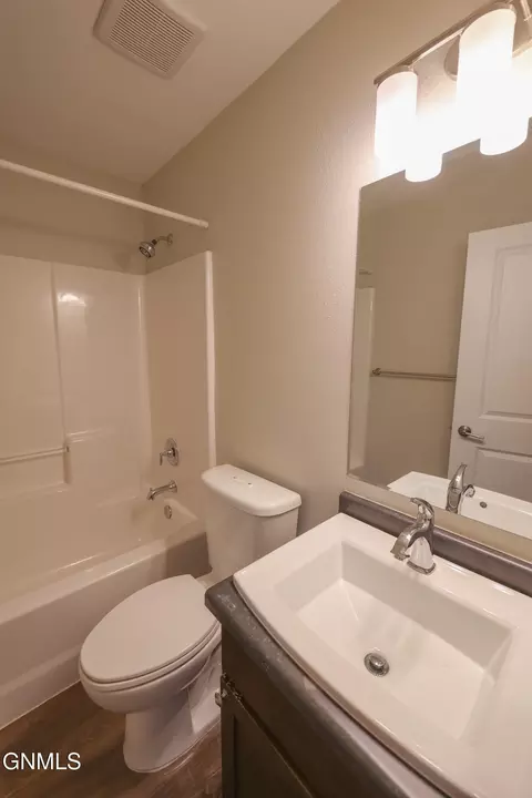 Bath - 2727 28th St W, Williston, ND 58801 photo 6 of 7