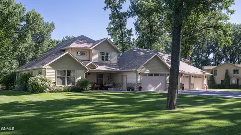2160 Harbor Dr, Bismarck, ND 58504