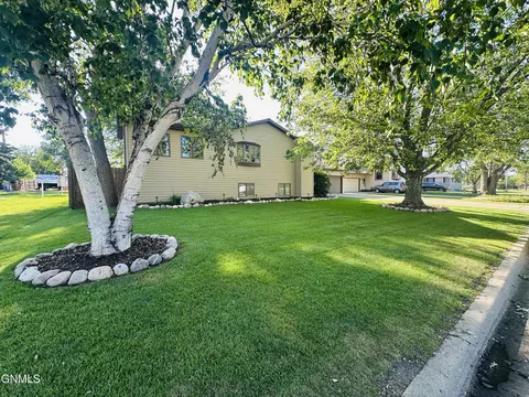 1729 5 12 Ave NE, Jamestown, ND 58401