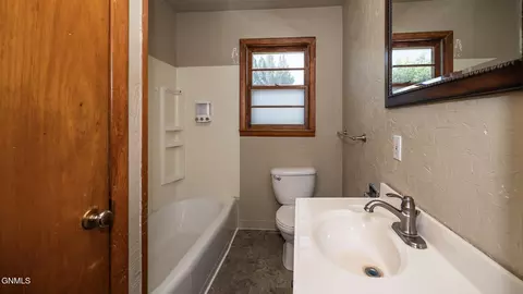 Bath - 309 Chaffee Row, Beulah, ND 58523 photo 2 of 3